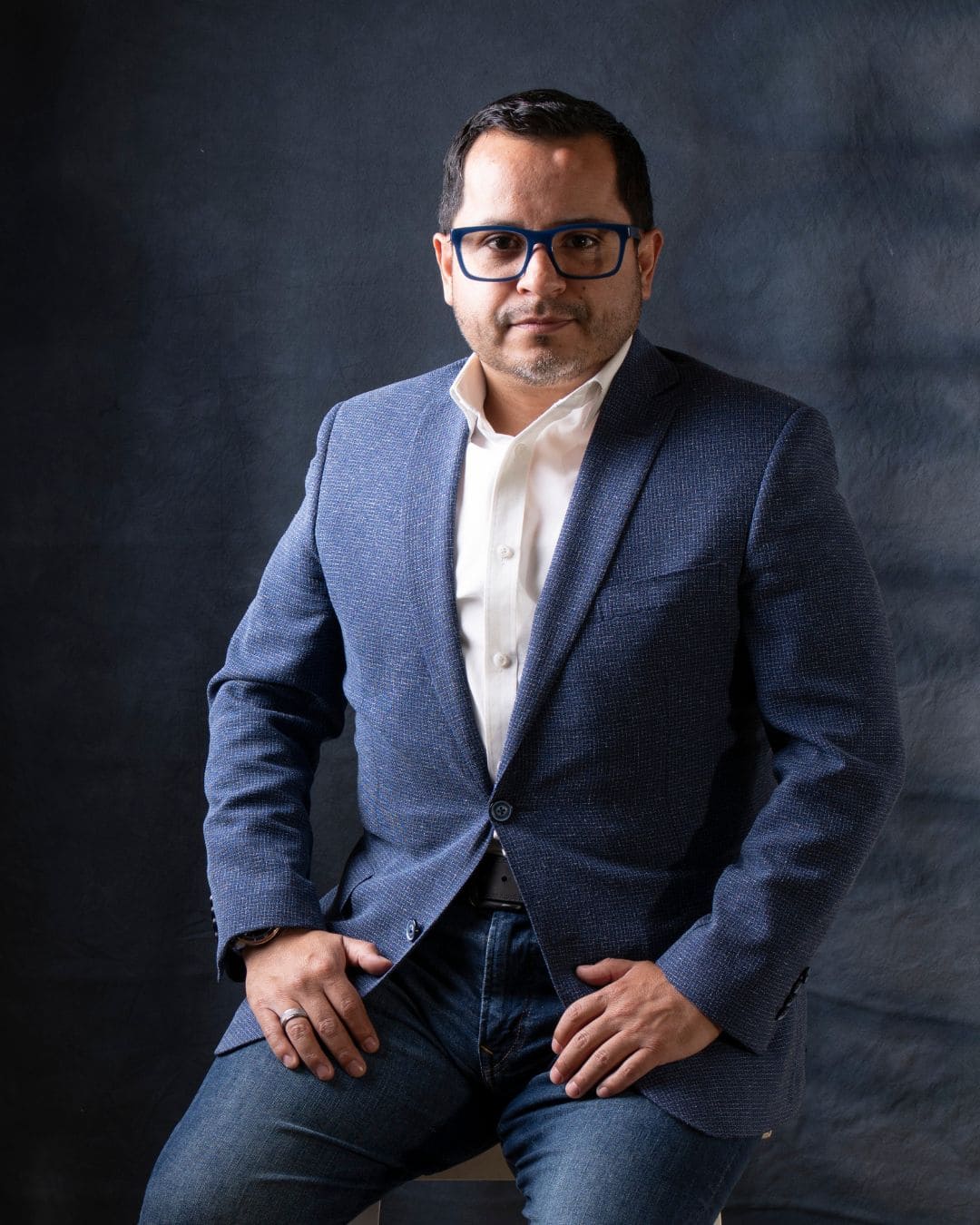 Fotos Edmund Mejia Inge Sentado Silla 1080x1350 Fotos Edmund Mejia Inge Sentado Silla 1080x1350