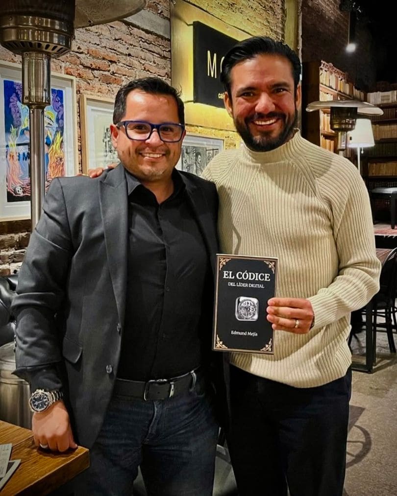 Edmund Mejia Ingeniero con Fabian Camacho Libro El Codice del lider digital Libro de marketing El códice del líder digital con prólogo de Fabian Camacho