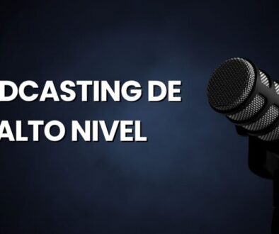 Micrófono de estudio minimalista en color oro metálico sobre fondo azul marino profundo con el texto "Podcasting de alto nivel", portada para artículo de blog sobre podcasting de negocios.