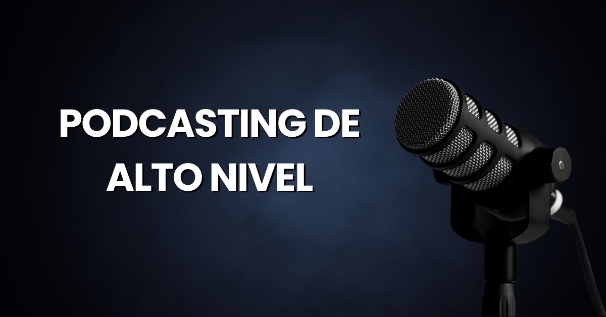 Micrófono de estudio minimalista en color oro metálico sobre fondo azul marino profundo con el texto "Podcasting de alto nivel", portada para artículo de blog sobre podcasting de negocios.